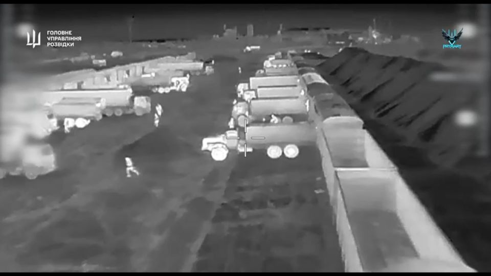 Прилеты украинских дронов по бомбардировщику Су-24М, макету разведывательно-ударного БПЛА "Орион", нескольким РЛС и автомобилю в Крыму Прилеты украинских дронов по бомбардировщику Су-24М, макету разведывательно-ударного БПЛА "Орион", нескольким РЛС и автомобилю в Крыму