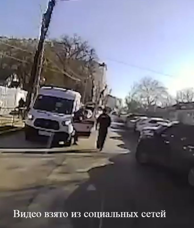 В дежурную часть УМВД России по г. Симферополю 5 декабря в 11:47 поступило сообщение от медицинского работника Симферопольской районной больницы по факту нанесения неизвестным мужчиной телесных повреждений водителю скорой...