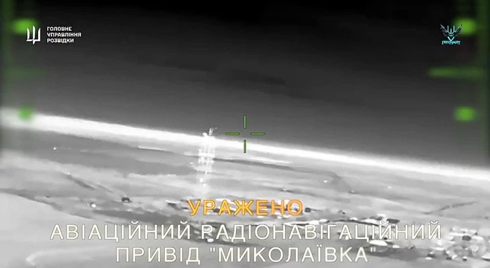 Прилеты украинских дронов по бомбардировщику Су-24М, макету разведывательно-ударного БПЛА "Орион", нескольким РЛС и автомобилю в Крыму