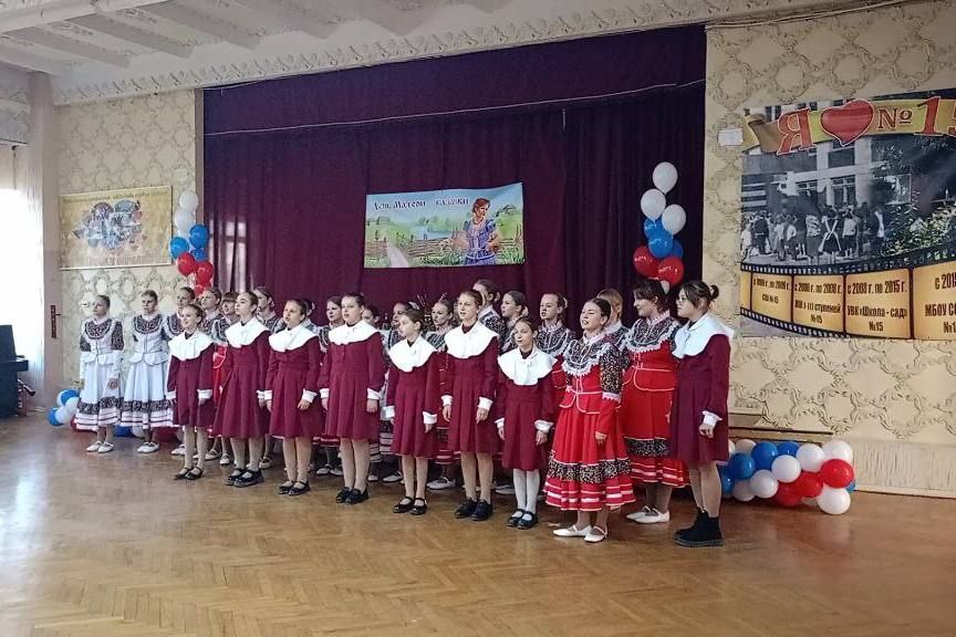 В МБОУ "СОШ №15 им. А. П. Шеплякова" прошёл по-настоящему трогательный и наполненный традициями День Матери-казачки В МБОУ "СОШ №15 им. А. П. Шеплякова" прошёл по-настоящему трогательный и наполненный традициями День Матери-казачки