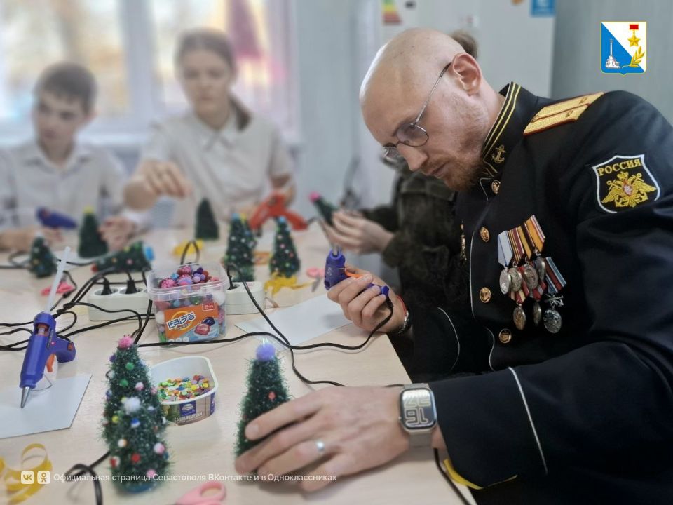 Участники программы «Севастополь — город Героев» встретились с воспитанниками социального приюта Участники программы «Севастополь — город Героев» встретились с воспитанниками социального приюта