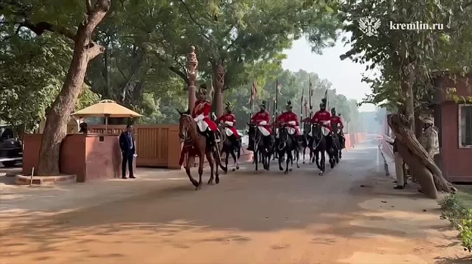 Кремль показал кадры подготовки к официальной встрече Путина и Моди