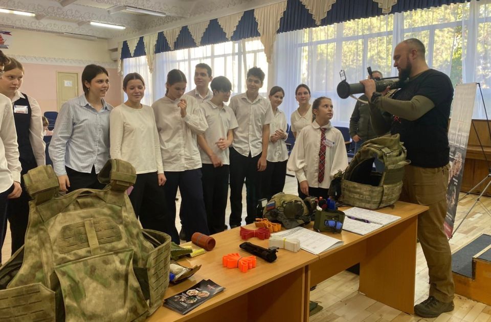 4 декабря в МБОУ «Школа-лицей №3 им. А.С. Макаренко» инструкторы ВСПК «Воин» провели мастер-класс по оказанию первой помощи для учащихся 7–8 классов