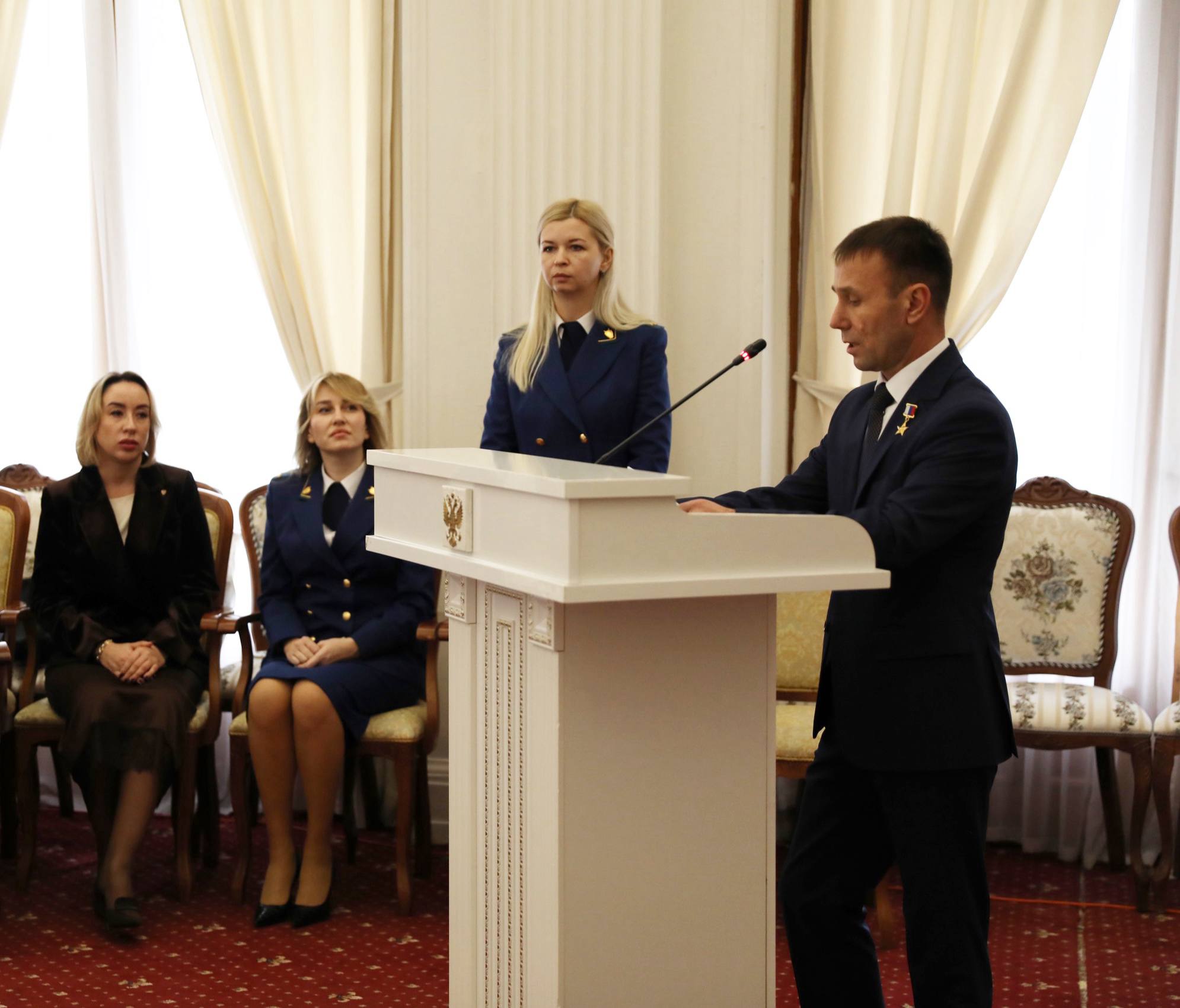 Юрий Нимченко: Принял участие в торжественной церемонии принятия присяги и вручения погон молодым специалистам прокуратуры Республики Крым в Ливадийском дворце-музее Юрий Нимченко: Принял участие в торжественной церемонии принятия присяги и вручения погон молодым специалистам прокуратуры Республики Крым в Ливадийском дворце-музее