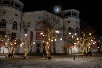 Симферополь украшают к новогодним и рождественским праздникам