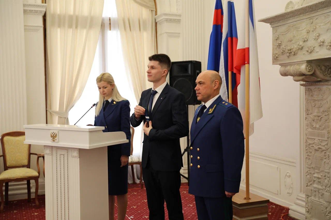 Юрий Нимченко: Принял участие в торжественной церемонии принятия присяги и вручения погон молодым специалистам прокуратуры Республики Крым в Ливадийском дворце-музее Юрий Нимченко: Принял участие в торжественной церемонии принятия присяги и вручения погон молодым специалистам прокуратуры Республики Крым в Ливадийском дворце-музее