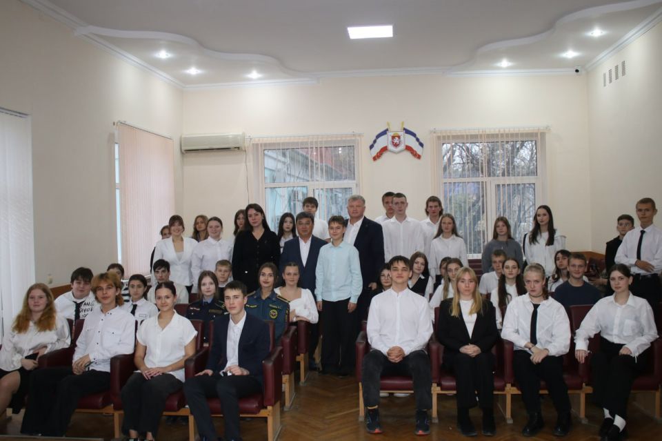 Владимир Ким: Совместно с Главой муниципального образования Иваном Козыревым провели встречу с президентами школ, муниципальными министрами и активистами школьного самоуправления Феодосийского округа Владимир Ким: Совместно с Главой муниципального образования Иваном Козыревым провели встречу с президентами школ, муниципальными министрами и активистами школьного самоуправления Феодосийского округа