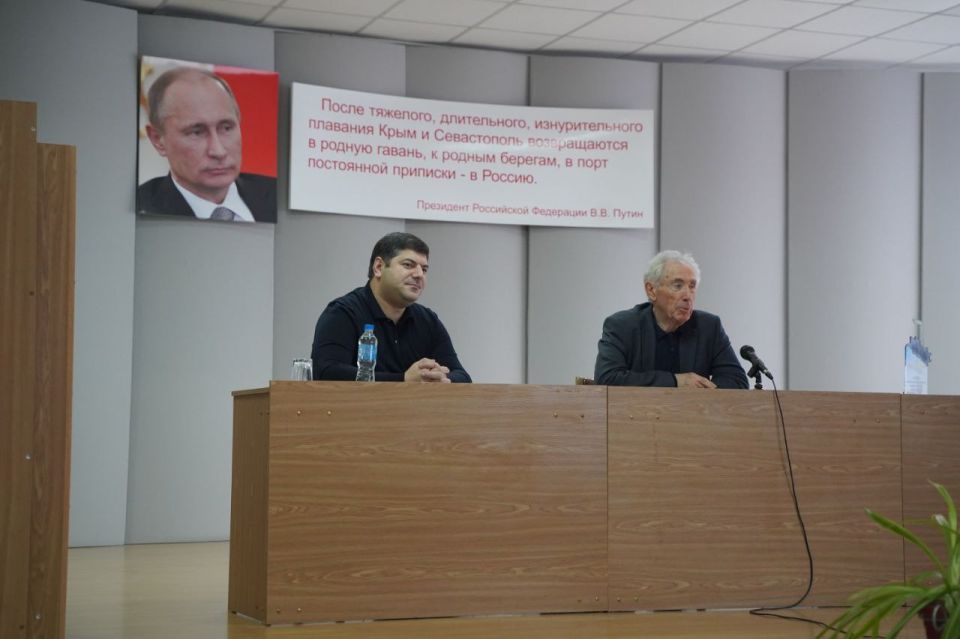 Министр промышленности и торговли Республики Крым Анушаван Агаджанян посетил предприятие «Фиолент», где наградил отличившихся сотрудников завода