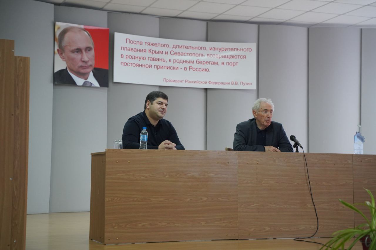 Министр промышленности и торговли Республики Крым Анушаван Агаджанян посетил предприятие «Фиолент», где наградил отличившихся сотрудников завода