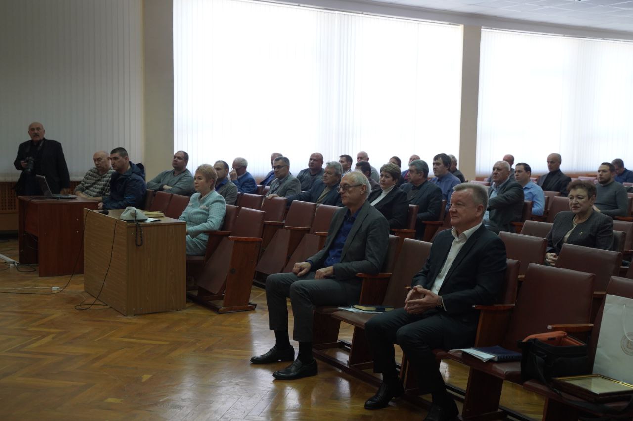 Министр промышленности и торговли Республики Крым Анушаван Агаджанян посетил предприятие «Фиолент», где наградил отличившихся сотрудников завода Министр промышленности и торговли Республики Крым Анушаван Агаджанян посетил предприятие «Фиолент», где наградил отличившихся сотрудников завода