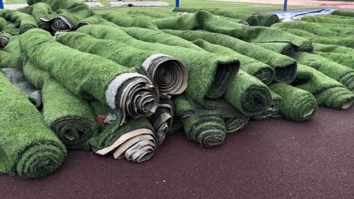 В Ялте обновляют покрытие на футбольном поле