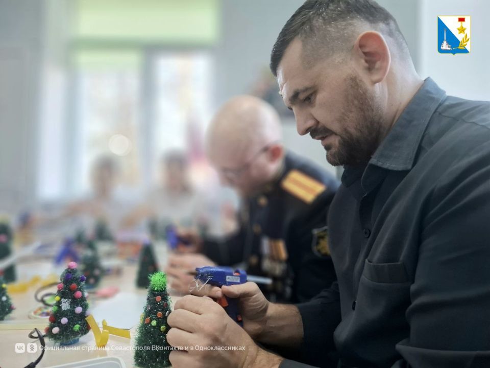 Участники программы «Севастополь — город Героев» встретились с воспитанниками социального приюта Участники программы «Севастополь — город Героев» встретились с воспитанниками социального приюта