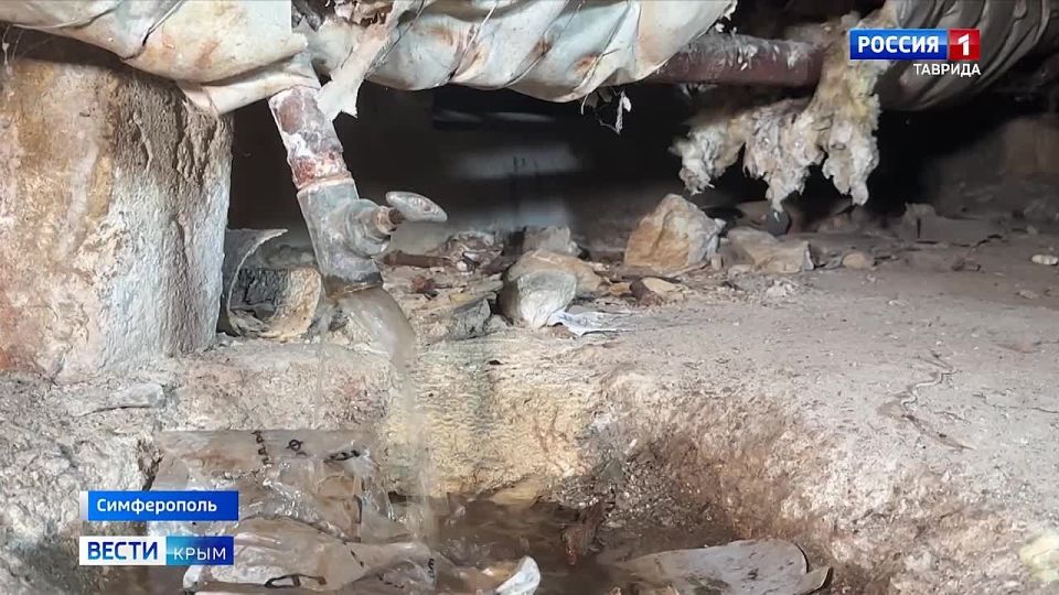 В одной из многоэтажек Симферополя много лет протекает крыша