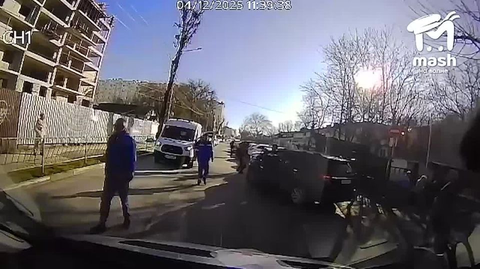 Мужчина избил водителя скорой в Симферополе за то, что тот ему посигналил