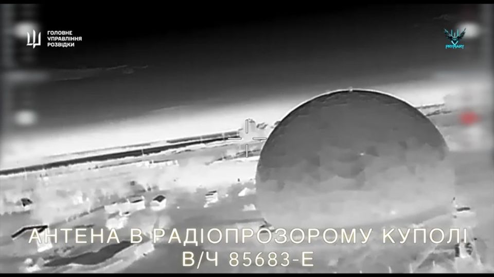 Прилеты украинских дронов по бомбардировщику Су-24М, макету разведывательно-ударного БПЛА "Орион", нескольким РЛС и автомобилю в Крыму Прилеты украинских дронов по бомбардировщику Су-24М, макету разведывательно-ударного БПЛА "Орион", нескольким РЛС и автомобилю в Крыму