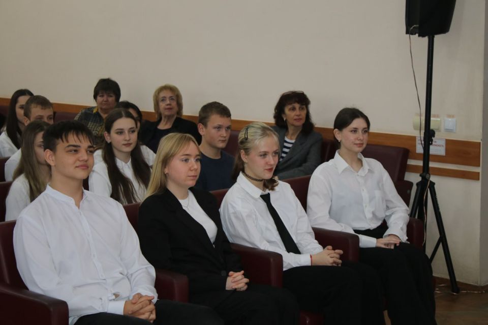 Владимир Ким: Совместно с Главой муниципального образования Иваном Козыревым провели встречу с президентами школ, муниципальными министрами и активистами школьного самоуправления Феодосийского округа Владимир Ким: Совместно с Главой муниципального образования Иваном Козыревым провели встречу с президентами школ, муниципальными министрами и активистами школьного самоуправления Феодосийского округа