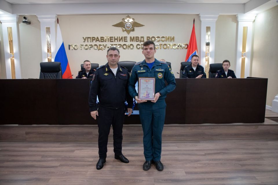 Начальник УМВД России по г.Севастополю генерал-майор полиции Сергей Сигунов вручил новые погоны сотрудникам ОВД, получившим очередные специальные звания, и благодарности волонтерам за содействие полиции