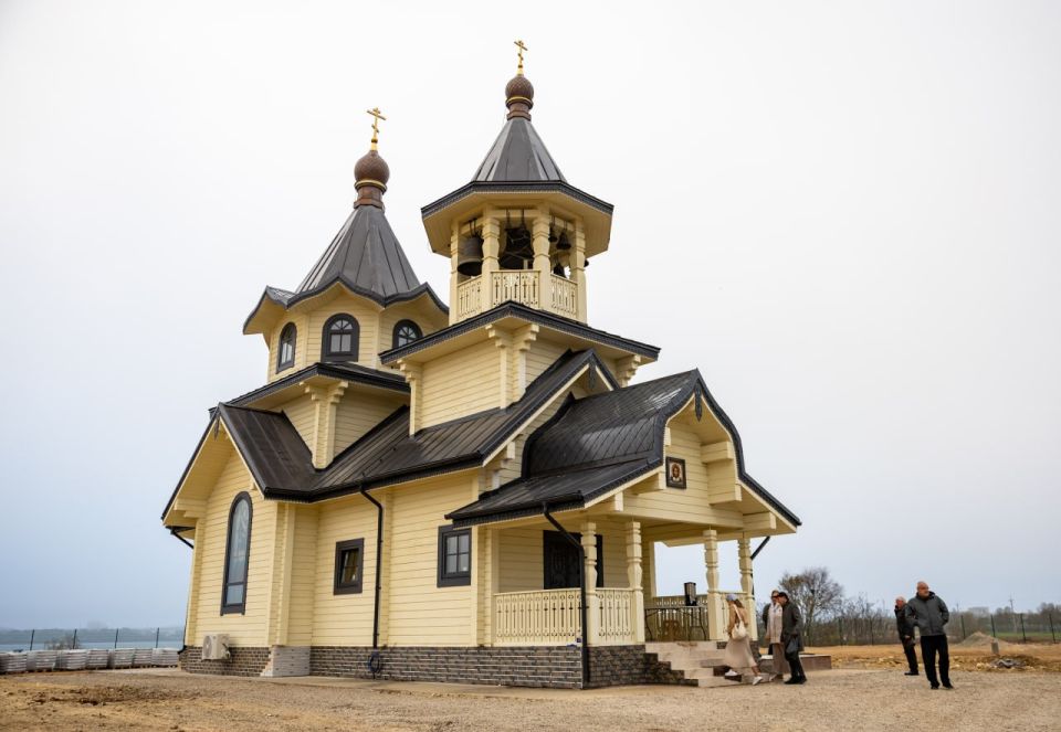 4 декабря, в великий двунадесятый праздник Введения во храм Пресвятой Богородицы, митрополит Симферопольский и Крымский Тихон освятил храм святого благоверного князя Александра Невского, возведённый в евпаторийском посёлке...