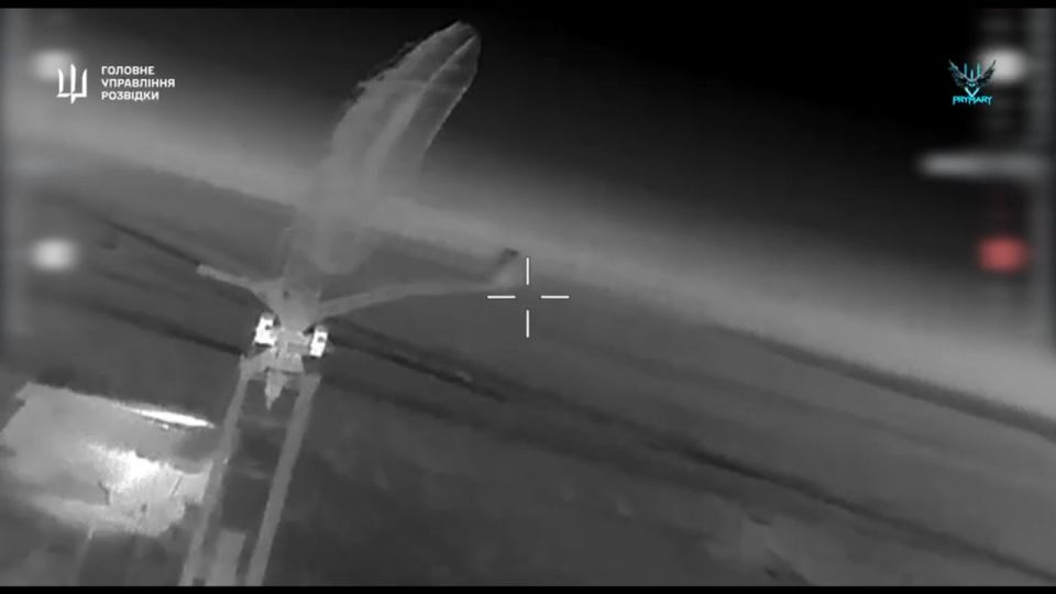 Прилеты украинских дронов по бомбардировщику Су-24М, макету разведывательно-ударного БПЛА "Орион", нескольким РЛС и автомобилю в Крыму Прилеты украинских дронов по бомбардировщику Су-24М, макету разведывательно-ударного БПЛА "Орион", нескольким РЛС и автомобилю в Крыму