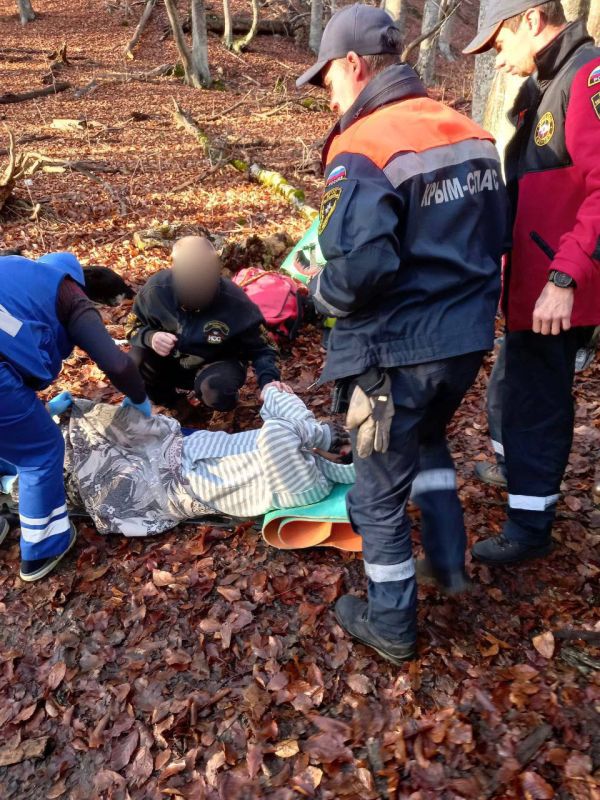 Спасатели эвакуировали туристку с травмой ноги в горах Алушты