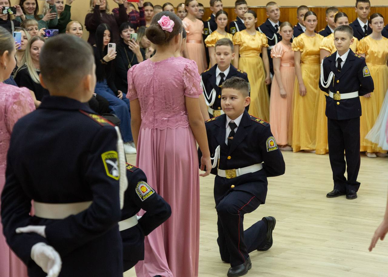 Симферопольская школа № 28 окунулась в атмосферу изысканности и благородства: состоялся Кадетский бал Симферопольская школа № 28 окунулась в атмосферу изысканности и благородства: состоялся Кадетский бал