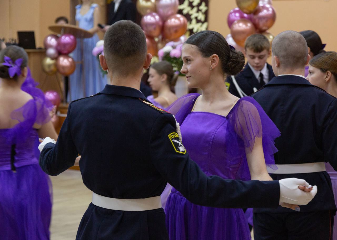 Симферопольская школа № 28 окунулась в атмосферу изысканности и благородства: состоялся Кадетский бал Симферопольская школа № 28 окунулась в атмосферу изысканности и благородства: состоялся Кадетский бал
