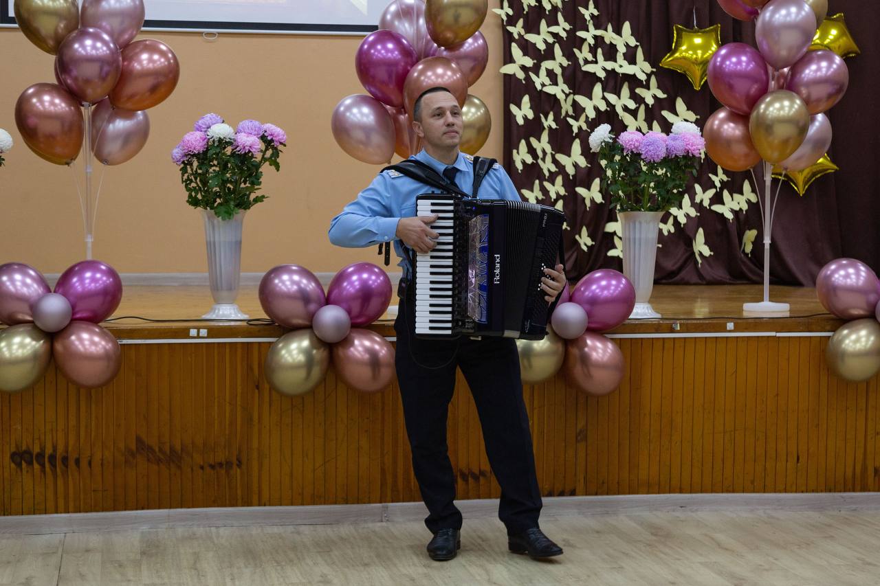 Симферопольская школа № 28 окунулась в атмосферу изысканности и благородства: состоялся Кадетский бал Симферопольская школа № 28 окунулась в атмосферу изысканности и благородства: состоялся Кадетский бал