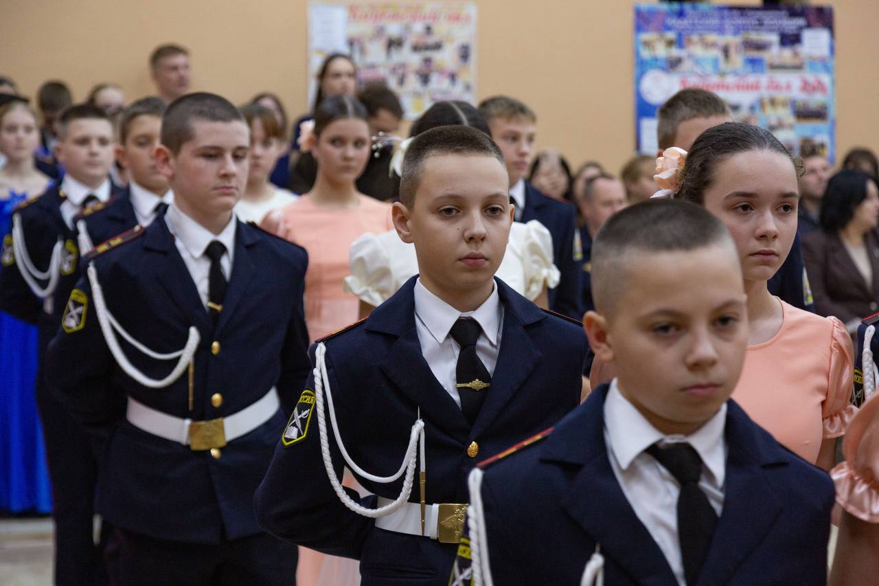 Симферопольская школа № 28 окунулась в атмосферу изысканности и благородства: состоялся Кадетский бал Симферопольская школа № 28 окунулась в атмосферу изысканности и благородства: состоялся Кадетский бал