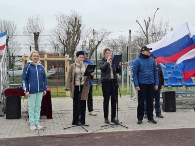 Александр Харламов: Сегодня на стадионе Советской средней школы № 2 им. Героя Советского Союза П.П. Исаичкина состоялось торжественное открытие зимнего чемпионата по футболу Советского района среди взрослых команд