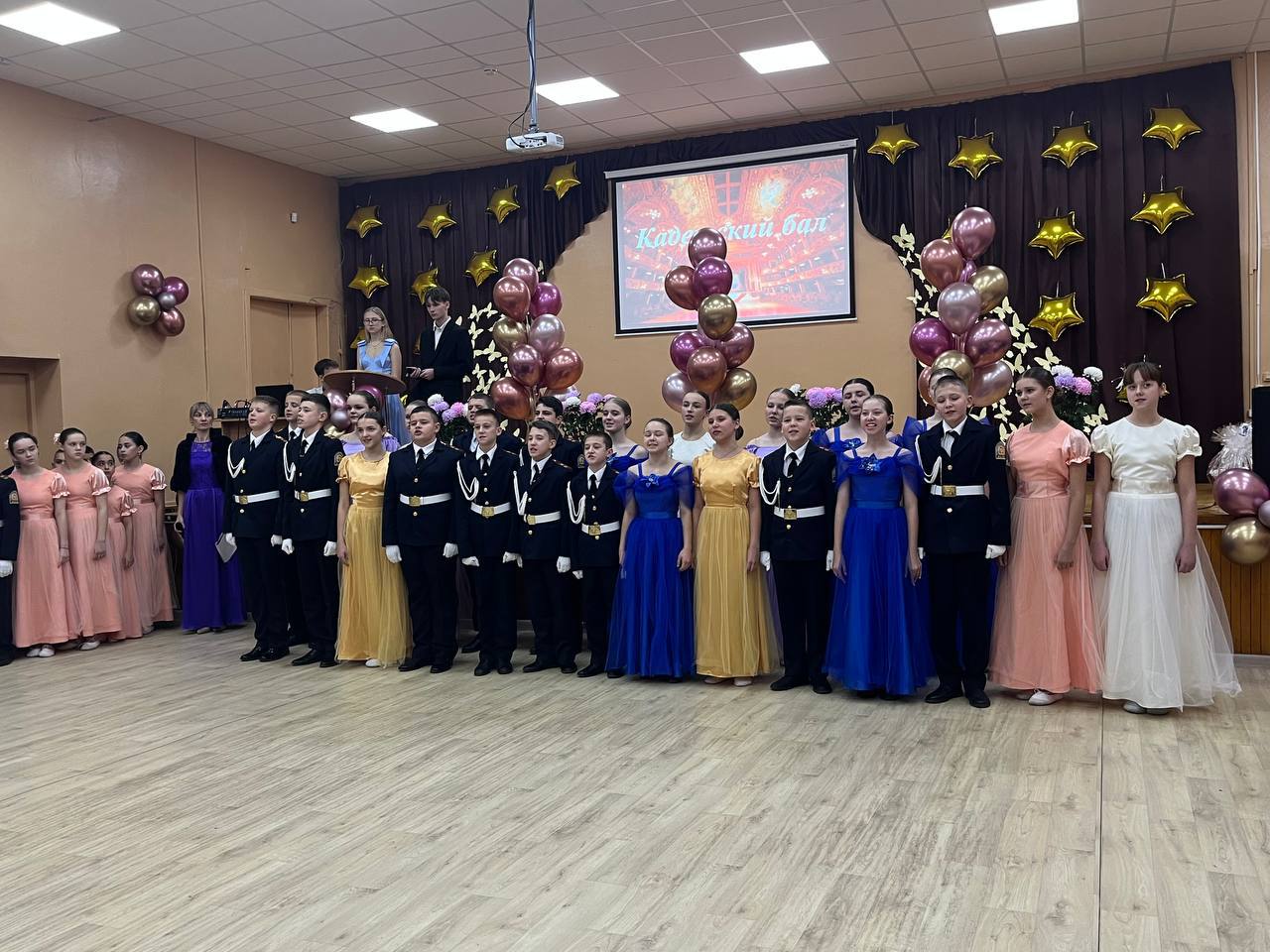 Симферопольская школа № 28 окунулась в атмосферу изысканности и благородства: состоялся Кадетский бал Симферопольская школа № 28 окунулась в атмосферу изысканности и благородства: состоялся Кадетский бал