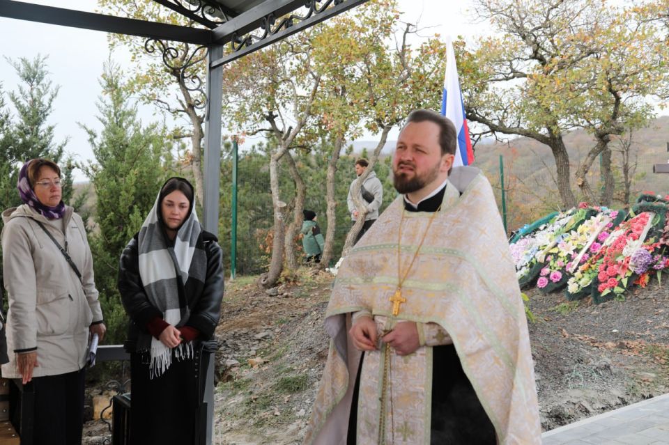 В Алуште высадили кипарисы в память о погибших защитниках Родины