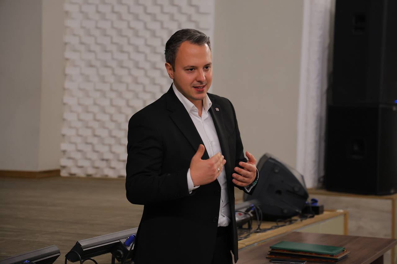 Алексей Зинченко: Вчерашний день выдался очень насыщенным, но рад, что удалось добраться до молодежи Бахчисарайского района Алексей Зинченко: Вчерашний день выдался очень насыщенным, но рад, что удалось добраться до молодежи Бахчисарайского района