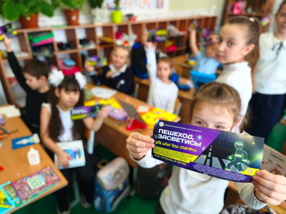 Четвероклассники из Ленинского района подготовили полезные световозвращающие подарки своим младшим друзьям