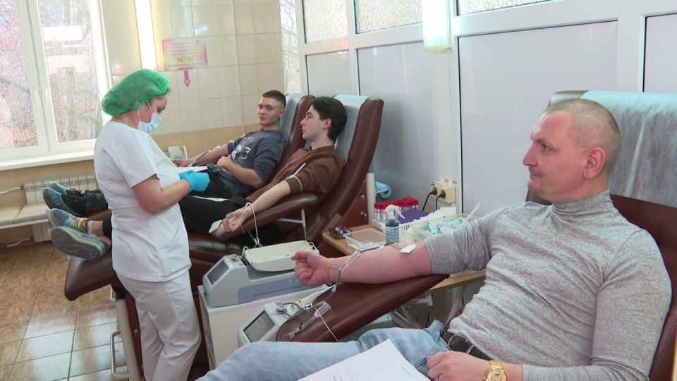 Сдать кровь и спасти не одну жизнь — всего 450 миллилитров могут помочь 3 людям Сдать кровь и спасти не одну жизнь — всего 450 миллилитров могут помочь 3 людям