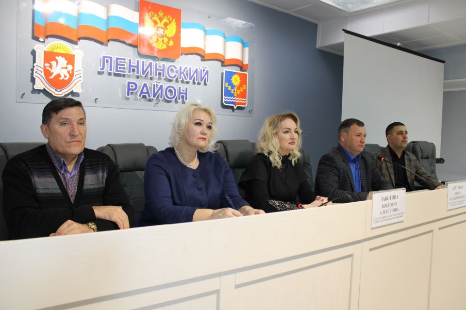 Глава администрации района Игорь Крутьков совместно с председателем районного совета Викторией Заботиной и заместителями главы администрации Еленой Рудюк, Алексеем Цюпило и Аметом Абильваповым провел еженедельное аппаратное...