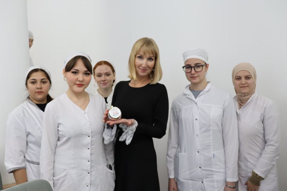 В Крымском медицинском колледже состоялась Ярмарка вакансий для будущих акушеров