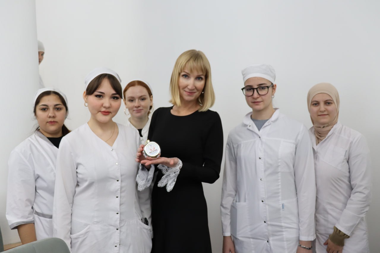 В Крымском медицинском колледже состоялась Ярмарка вакансий для будущих акушеров