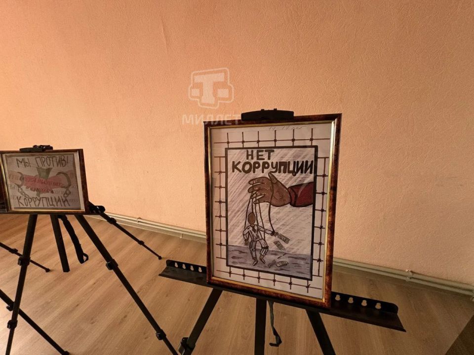 В Симферополе наградили победителей конкурса рисунков газеты «Мераба» «Коррупция глазами детей» В Симферополе наградили победителей конкурса рисунков газеты «Мераба» «Коррупция глазами детей»