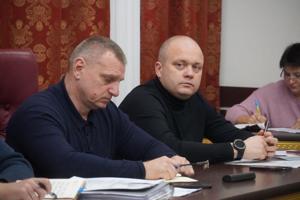 Под руководством главы администрации Керчи Олега Каторгина прошло аппаратное совещание с заместителями, руководителями структурных подразделений администрации, на котором уделили внимание исполнительской дисциплине... Под руководством главы администрации Керчи Олега Каторгина прошло аппаратное совещание с заместителями, руководителями структурных подразделений администрации, на котором уделили внимание исполнительской дисциплине...