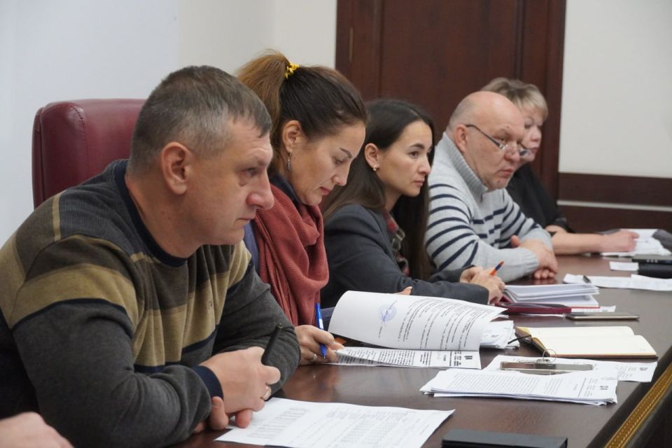 Под руководством главы администрации Керчи Олега Каторгина прошло аппаратное совещание с заместителями, руководителями структурных подразделений администрации, на котором уделили внимание исполнительской дисциплине... Под руководством главы администрации Керчи Олега Каторгина прошло аппаратное совещание с заместителями, руководителями структурных подразделений администрации, на котором уделили внимание исполнительской дисциплине...