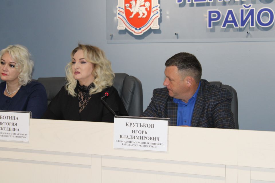 Игорь Крутьков: Сегодня на еженедельном аппаратном совещании с главами администраций муниципальных образований района и руководителями ресурсоснабжающих организаций обсудили следующие вопросы: Игорь Крутьков: Сегодня на еженедельном аппаратном совещании с главами администраций муниципальных образований района и руководителями ресурсоснабжающих организаций обсудили следующие вопросы: