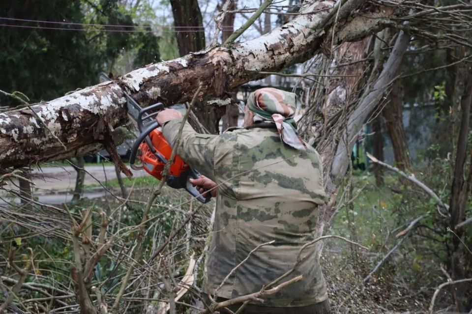 В Керчи ликвидируют последствия вечерней непогоды В Керчи ликвидируют последствия вечерней непогоды