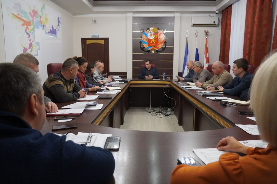 Под руководством главы администрации Керчи Олега Каторгина прошло аппаратное совещание с заместителями, руководителями структурных подразделений администрации, на котором уделили внимание исполнительской дисциплине... Под руководством главы администрации Керчи Олега Каторгина прошло аппаратное совещание с заместителями, руководителями структурных подразделений администрации, на котором уделили внимание исполнительской дисциплине...