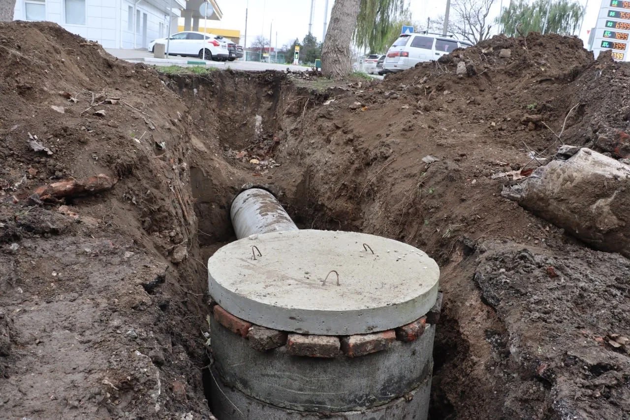 Сотрудники Службы городского хозяйства продолжают работу над восстановлением ливневой канализации в районе дома по ул. Горького, 3В Сотрудники Службы городского хозяйства продолжают работу над восстановлением ливневой канализации в районе дома по ул. Горького, 3В