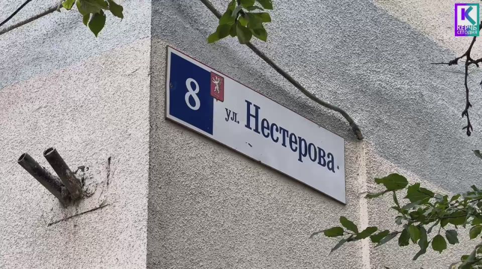 В Керчи приступили к асфальтированию тротуаров между домами по ул. Нестерова, 6, 8 и Орджоникидзе, 51. Всего здесь предстоит уложить около 45 тонн асфальтобетона на площади в 450 кв. м