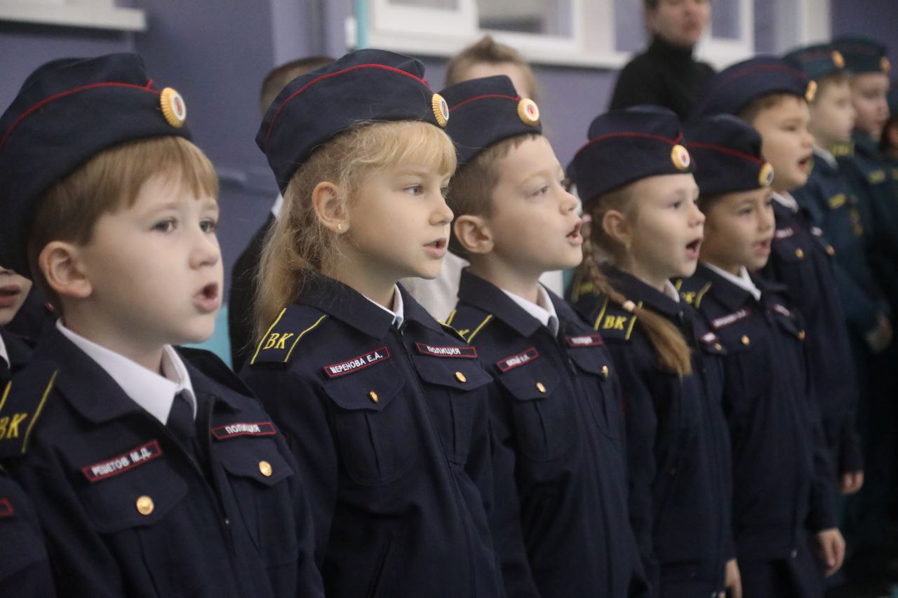 Галина Огнёва: Сегодня, в преддверии Дня Героев Отечества, во всех образовательных учреждениях нашего города прошли линейки и уроки мужества Галина Огнёва: Сегодня, в преддверии Дня Героев Отечества, во всех образовательных учреждениях нашего города прошли линейки и уроки мужества