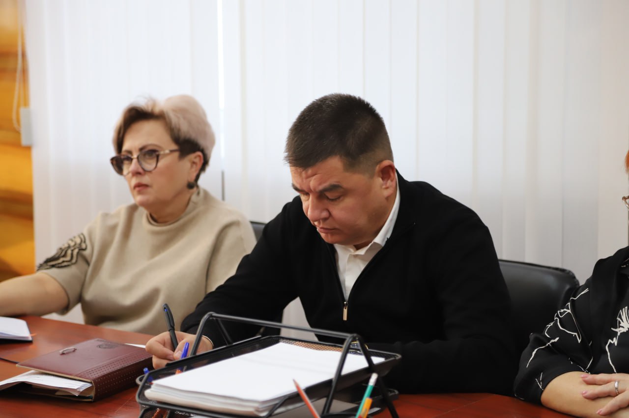 Заместитель главы администрации Бахчисарайского района Екатерина Глинкина сообщила на аппаратном совещании о необходимости завершения работы по приведению в порядок государственного кадастра недвижимости согласно... Заместитель главы администрации Бахчисарайского района Екатерина Глинкина сообщила на аппаратном совещании о необходимости завершения работы по приведению в порядок государственного кадастра недвижимости согласно...