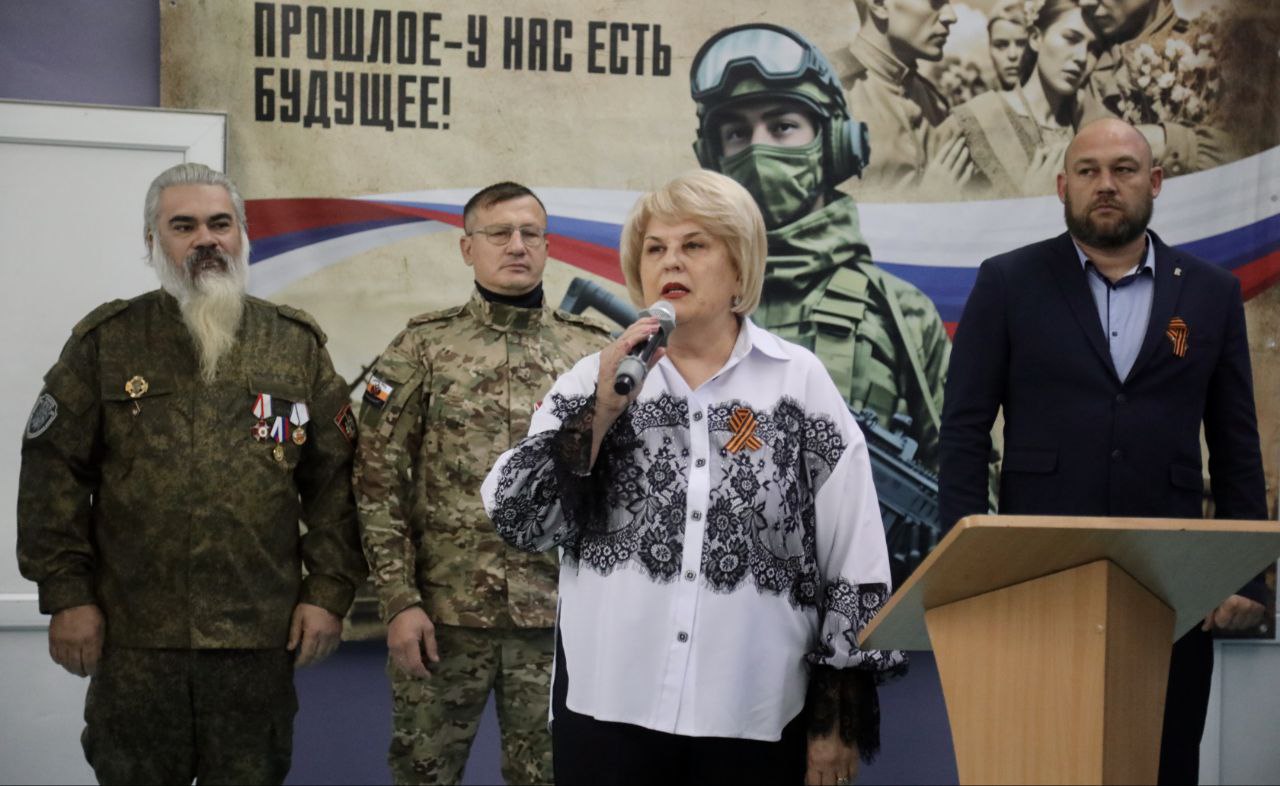 Галина Огнёва: Сегодня, в преддверии Дня Героев Отечества, во всех образовательных учреждениях нашего города прошли линейки и уроки мужества