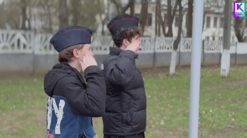 В керченской школе № 15 им. Героя Советского Союза Е.М. Рудневой открыли «Парту Героя» в память о ее выпускнике Олеге Алексеевиче Дымаеве