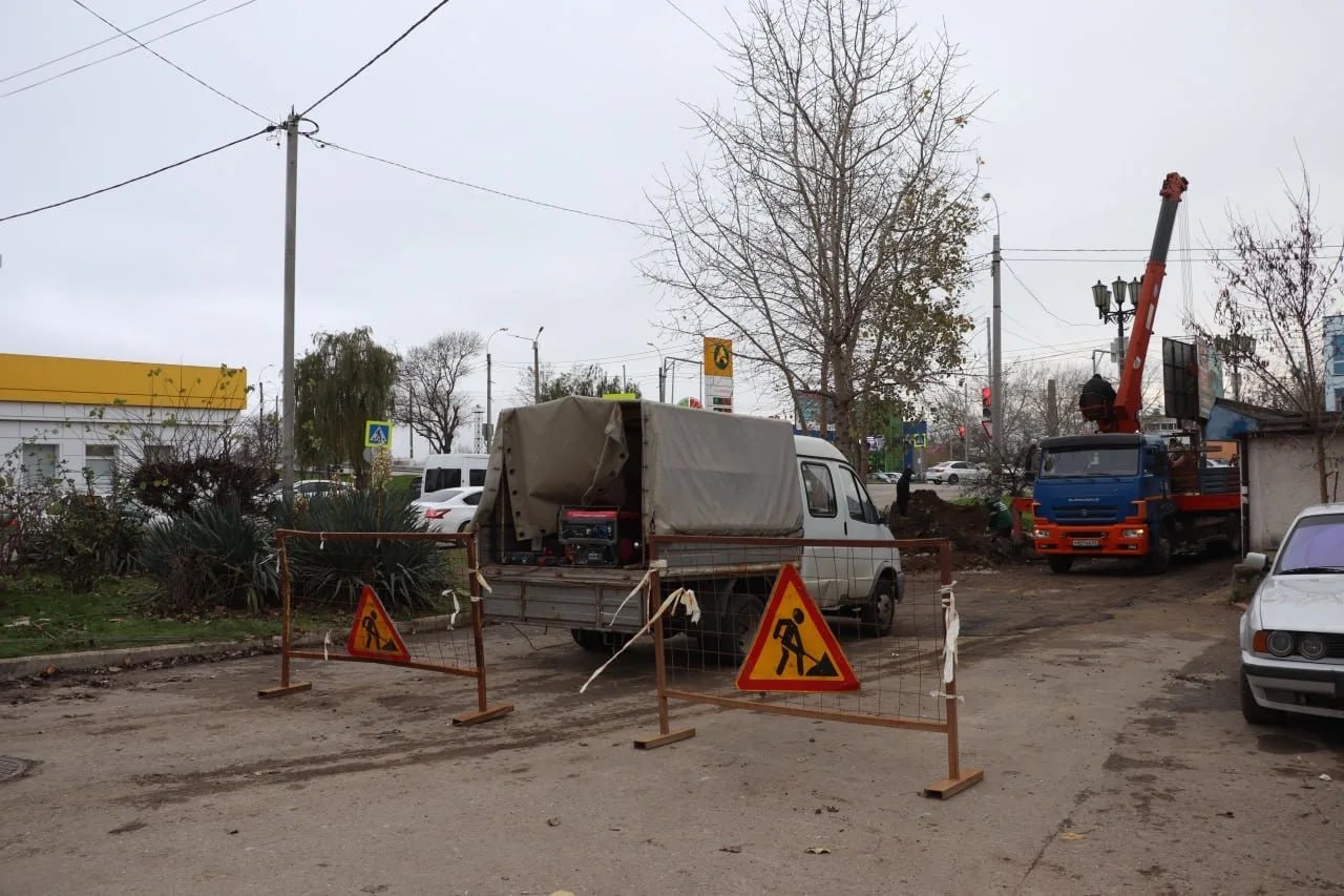 Сотрудники Службы городского хозяйства продолжают работу над восстановлением ливневой канализации в районе дома по ул. Горького, 3В Сотрудники Службы городского хозяйства продолжают работу над восстановлением ливневой канализации в районе дома по ул. Горького, 3В